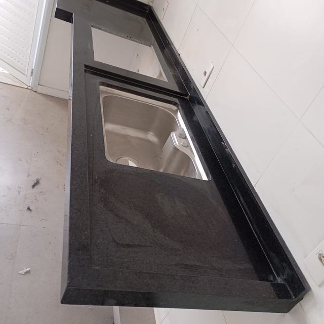 Bancada de granito preto com cuba de inox embutida
